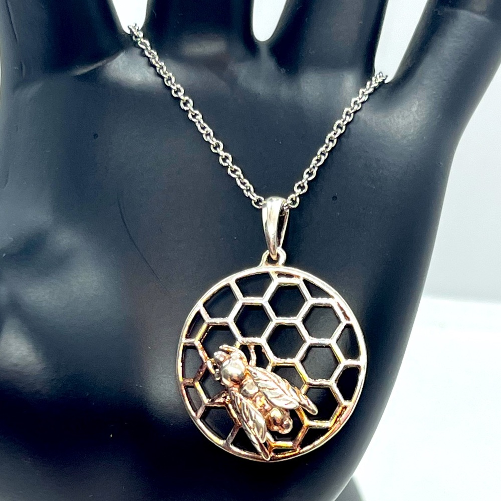 Sterling silver bumble bee on honeycomb pendant on s steel chain necklace - Picture 1 of 10